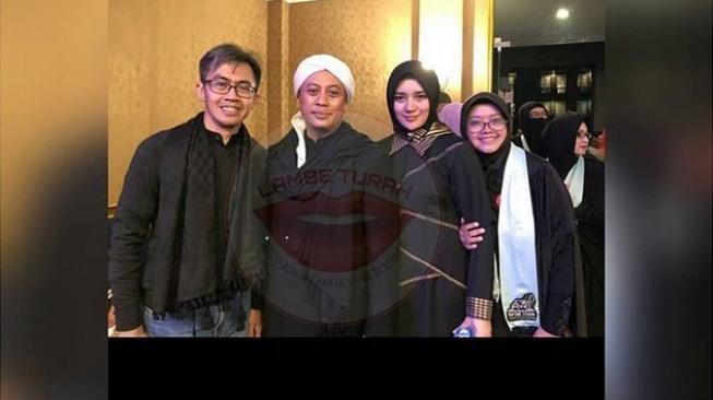 Foto Opick bersama perempuan yang diduga bernama Bebi Silvana. (Lambe Turah)