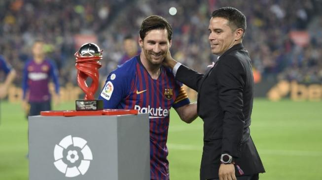 Lionel Messi bersama Javier Saviola, mantan pemain timnas Argentina, jelang pertandingan antara Sevilla vs Barcelona [AFP]