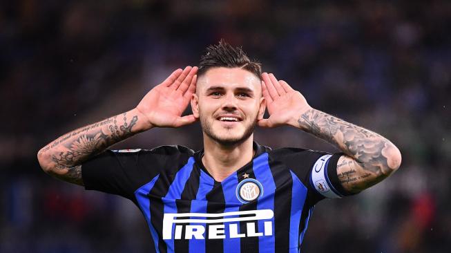 
Pemain depan Inter Milan Mauro Icardi merayakan golnya setelah mencetak gol ke gawang Lazio selama pertandingan Liga Italia antara Lazio melawan Inter Milan di Stadion Olimpico, Roma, Italia, Senin (29/10). [AFP/Alberto PIZZOLI] 