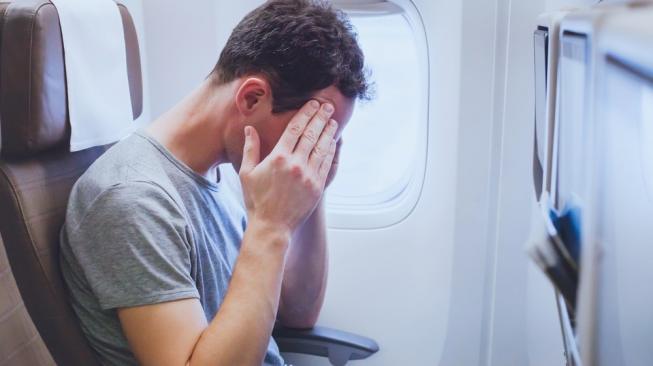 Ilustrasi lelaki takut naik pesawat atau aerophobia [shutterstcok]
