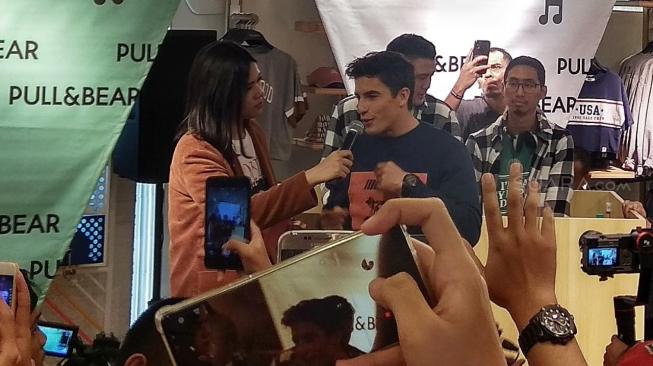 Marc Marquez saat berada di toko apparel Pull&Bear, Jakarta [Suara.com/Arief Apriadi].