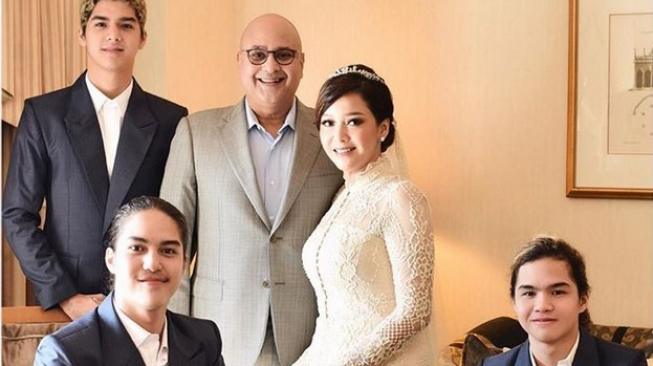 Maia Estianty cantik mengenakan gaun pengantin bersama Irwan Mussry dan tiga anaknya: Al, El dan Dul. (Instagram)