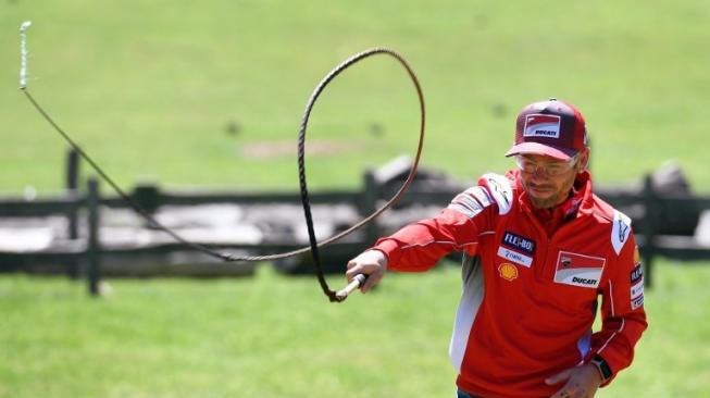 Pebalap tim Angel Nieto, Alvaro Bautista, dipromosikan ke tim pabrikan Ducati menggantikan posisi Jorge Lorenzo pada balapan MotoGP Australia, Kamis (25/10/2018). [AFP/William West]