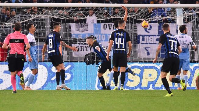 Pemain depan Inter Milan Mauro Icardi merayakan golnya dengan rekan setimnya setelah mencetak gol ke gawang Lazio saat pertandingan Liga Italia anatara Lazio melawan Inter Milan di Stadion Olimpico, Roma, Italia, Senin (29/10). [AFP/Alberto PIZZOLI] 