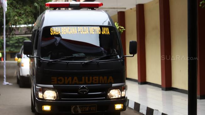 Mobil Ambulance membawa dua kantong jenazah korban pesawat Lion Air JT 610 saat tiba di RS Polri, Jakarta Timur, Selasa (30/10). [Suara.com/Muhaimin A Untung]