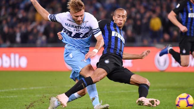 Pemain depan Lazio Ciro Immobile mencoba melewati bek Inter Milan Joao Miranda saat pertandingan sepak bola Liga Italia antara Lazio melawan Inter Milan di Stadion Olimpico, Roma, Italia, Senin (29/10). [AFP/Alberto PIZZOLI] 