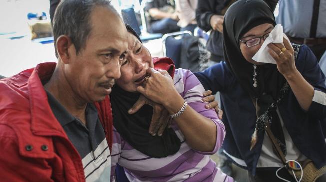 Keluarga korban jatuhnya pesawat Lion Air JT 610 rute Jakarta-Pangkalpinang menunggu di Crisis Center Bandara Halim Perdanakusuma, Jakarta, Selasa (30/10). [ANTARA FOTO/Dhemas Reviyanto]