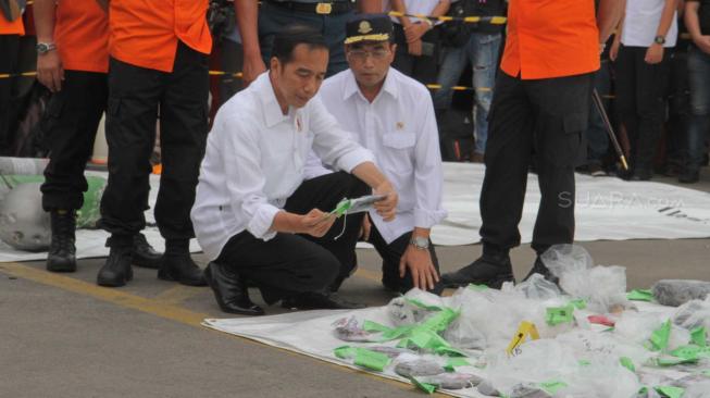 Presiden Joko Widodo bersama Menteri Perhubungan Budi Karya Sumadi saat melihat puing-puing pesawat Lion Air JT-610 di Pelabuhan Tanjung Priok, Jakarta, Selasa (30/10). (Suara.com/Fakhri Hermansyah)