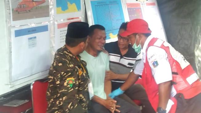 Ke Posko Korban Lion Air, Samsul Histeris Lihat Sepatu Sang Anak