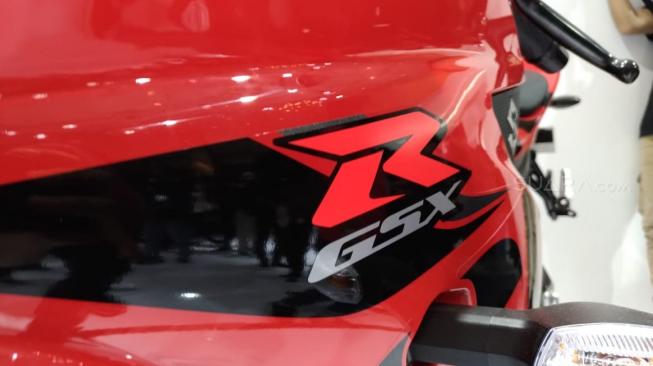 Logo keren Suzuki GSX-R150, tampil di IMOS 2018 [Suara.com/Manuel Jeghesta Nainggolan].