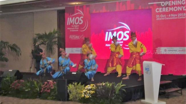 Tari piring Sumatra Barat dalam opening ceremony IMOS 2018 [Suara.com/Yosafat Diva Bayu Wisesa].