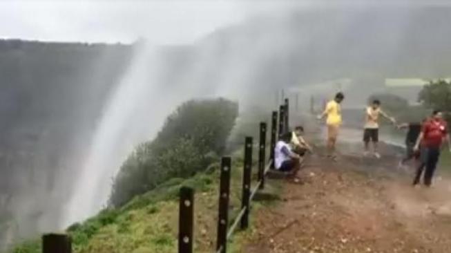 Unik, Air Terjun di India Ini Enggan Terjun ke Bawah