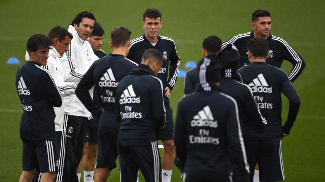 Pelatih sementara Real Madrid Santiago Solari saat memimpin sesi latihan pertama Real Madrid di pusat latihan tim, Valdebebas, Madrid, Spanyol, Selasa (30/10). [AFP/Gabriel Bouys]