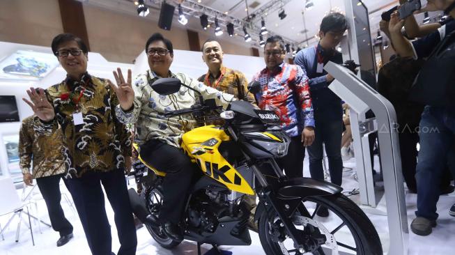 Menteri Perindustrian Airlangga Hartarto melihat motor di stand Suzuki saat  pembukaan Indonesia Motorcycle Show (IMOS) 2018 di Jakarta Convention Center (JCC), Jakarta. Sebagai ilustrsai [Suara.com/Muhaimin A Untung]