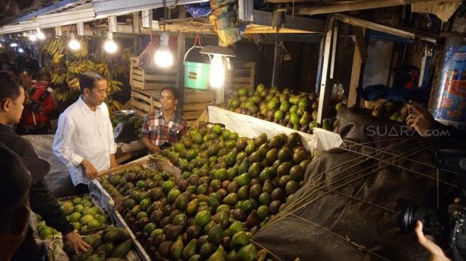 Jokowi Tinjau Harga Kebutuhan Pokok di Pasar Bogor