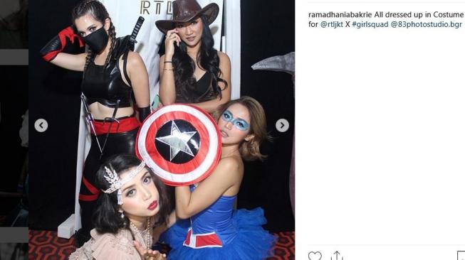 Nia Ramadhani bersama sahabatnya di Girls Squad mengenakan kostum Halloween. (Instagram Nia Ramadhani)