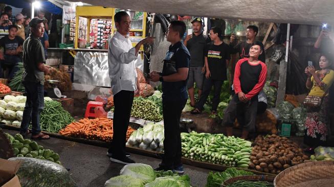 
 

Presiden Joko Widodo berbincang dengan warga ketika memantau kebutuhan bahan pokok di Pasar Surya Kencana, Bogor, Jawa Barat, Selasa (30/10). [ANTARA FOTO/Wahyu Putro] 