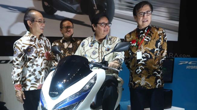 Menteri Perindustrian Airlangga Hartarto melihat motor saat  pembukaan Indonesia Motorcycle Show (IMOS) 2018 di Jakarta Convention Center (JCC), Jakarta, Rabu (31/10). [Suara.com/Muhaimin A Untung]