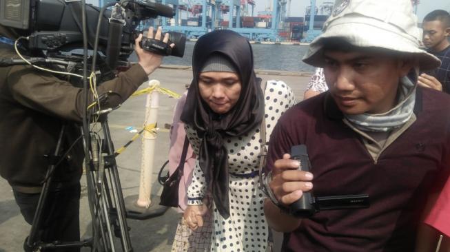 Menangis,  Istri AKBP Mito Datangi Posko JICT