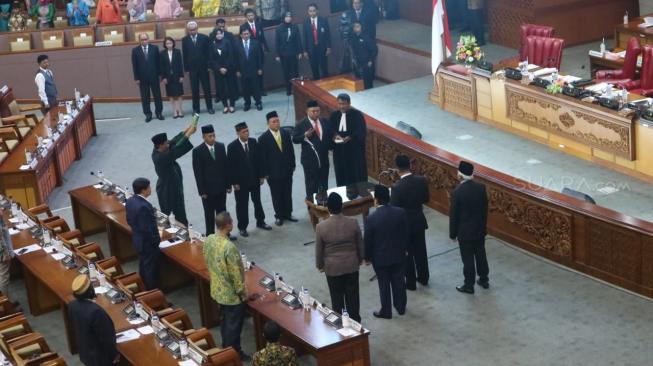 Gelar Sidang Paripurna, DPR Lantik 4 Anggota PAW Tahun 2014-2019