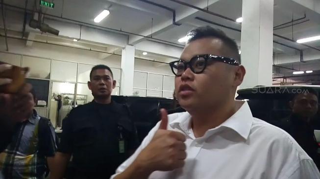 Reza Bukan sebelum menjalani sidang perdana kasus narkoba di Pengadilan Negeri Jakarta Barat, Rabu (31/10/2018) [Suara.com/Wahyu Tri Laksono]