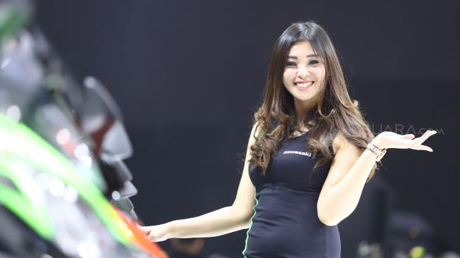 Sales Promotion Girls (SPG) atau model bersanding di samping motor pada pembukaan Indonesia Motorcycle Show (IMOS)2018 diikuti sejumlah produsen kendaraan  2018, JCC Senayan,  Jakarta, Rabu (31/10). [Suara.com/Muhaimin A Untung] 