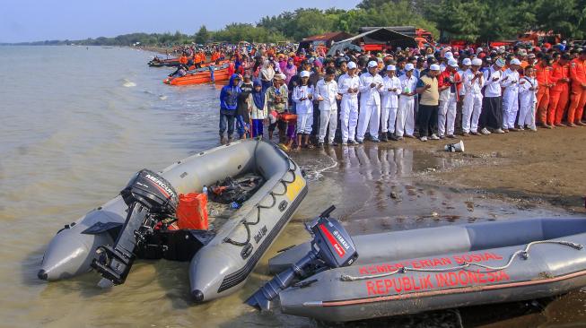 Ratusan warga dan tim gabungan evakuasi pesawat Lion Air JT 610 melakukan shalat ghaib dan doa bersama di perairan Karawang, Pantai Tanjung Pakis, Jawa Barat, Rabu (31/10).[ANTARA FOTO/M Ibnu Chazar]