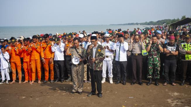 Ratusan warga dan tim gabungan evakuasi pesawat Lion Air JT 610 melakukan shalat ghaib dan doa bersama di perairan Karawang, Pantai Tanjung Pakis, Jawa Barat, Rabu (31/10). [ANTARA FOTO/M Ibnu Chazar]