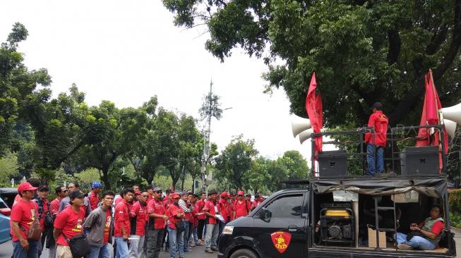 Dua Baris Buruh Demo di Kantor Anies Tuntut Upah Besar