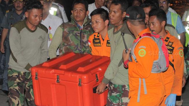 Petugas tim SAR gabungan membawa Kotak berisi Black Box (kotak hitam ) pesawat Lion Air JT-610 di Posko Evakuasi Pelabuhan Tanjung Priok, Kamis, (1/11). (Suara.com/Fakhri Hermansyah)