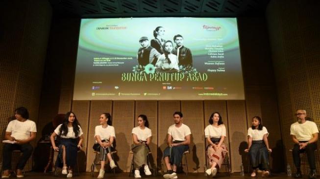 Reza Rahardian dan Chelsea Islan Main Teater Bunga Penutup Abad