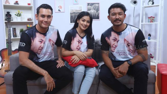 Artis Rio Dewanto, Titi Kamal dan Arifin Putra berpose saat berkunjung ke kantor Redaksi Suara.com, Jakarta, Kamis (1/11). [Suara.com/Muhaimin A Untung]