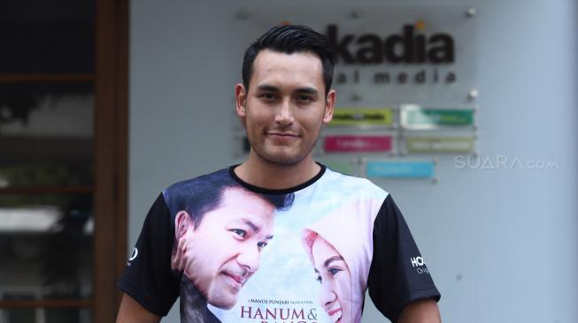 Artis Arifin Putra berpose saat berkunjung ke kantor Redaksi Suara.com, Jakarta, Kamis (1/11). [Suara.com/Muhaimin A Untung]