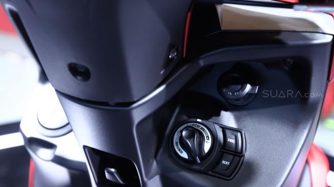 Yamaha FreeGo sudah dilengkap fitur keyless untuk starter dan buka jok, serta fitur daya smartphone melalui electric power socket. Sebagai contoh sepeda motor Yamaha keyless [Suara.com/Manuel Jeghesta Nainggolan]. 