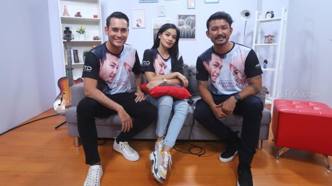 Artis Rio Dewanto, Titi Kamal dan Arifin Putra berpose saat berkunjung ke kantor Redaksi Suara.com, Jakarta, Kamis (1/11). [Suara.com/Muhaimin A Untung]