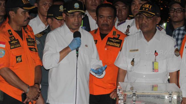 Menteri Perhubungan Budi Karya Sumadi (kiri) bersama Kepala KNKT Soerjanto Tjahjono mengamati Black Box (Kotak Hitam) pesawat Lion Air JT-610 di Posko Evakuasi Pelabuhan Tanjung Priok, Kamis, (1/11). (Suara.com/Fakhri Hermansyah)