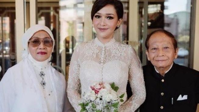  Maia  Estianty  Mesra dengan Lelaki Ganteng Bukan Irwan Mussry 