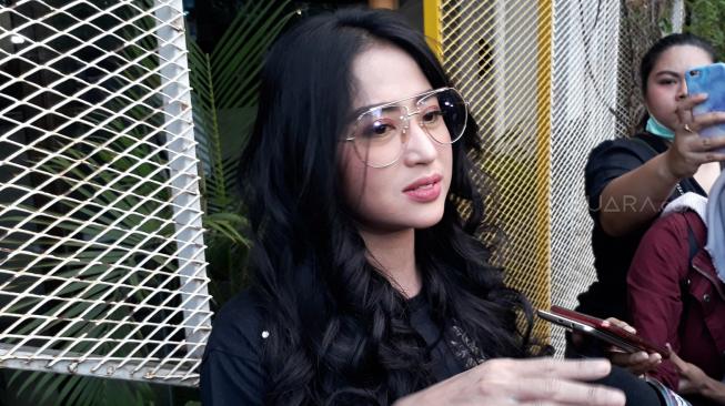 Dewi Perssik (Ismail/Suara.com)