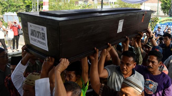 Sejumlah keluarga dan kerabat mengangkat jenazah korban jatuhnya pesawat Lion Air JT 610 Jannatun Cintya Dewi saat tiba di kediaman kawasan Sukodono, Sidoarjo, Jawa Timur, Kamis (1/11). [ANTARA FOTO/Umarul Faruq]