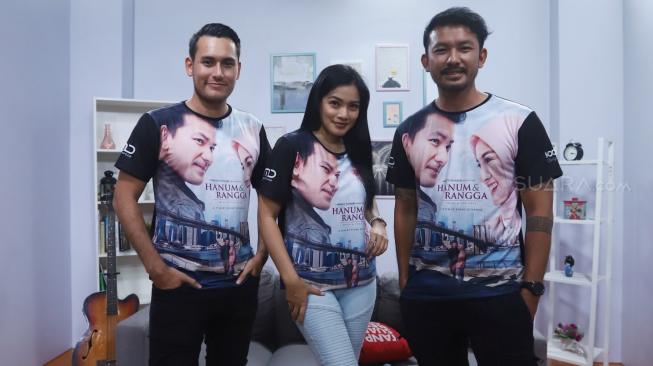 Artis Rio Dewanto, Titi Kamal dan Arifin Putra berpose saat berkunjung ke kantor Redaksi Suara.com, Jakarta, Kamis (1/11). [Suara.com/Muhaimin A Untung]