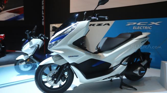 Sepeda motor konsep Honda PCX Electric dipamerkan di ajang Indonesia Motorcycle Show (IMOS) 2018 di Jakarta Convention Center (JCC) Senayan, Rabu (31/10/2018). IMOS 2018 digelar Kamis (1/11/2018). [Suara.com/Muhaimin A Untung]