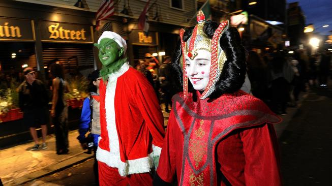 Warga mengenakan kostum hantu saat perayaan Halloween di kota Salem, Massachussets, Amerika Serikat, Rabu (31/10). [AFP/Joseph Prezioso]