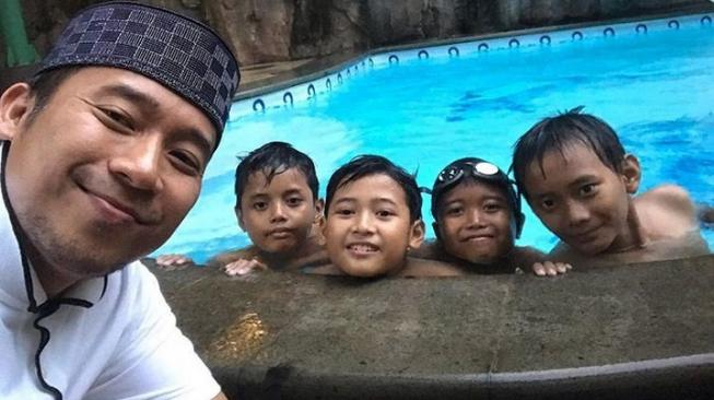 Denny Cagur di rumahnya yang dilengkapi kolam renang. (Instagram)