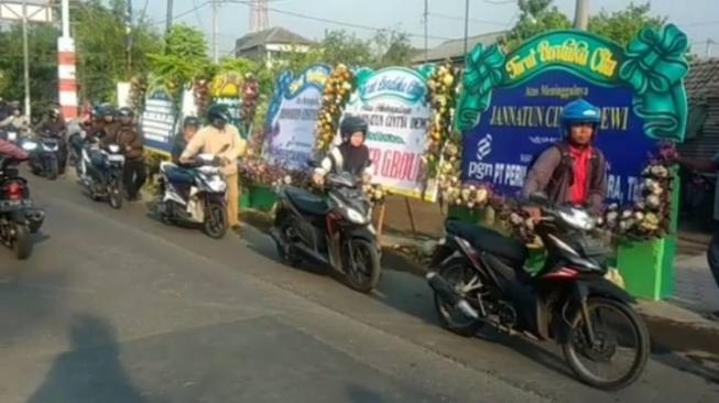 Video: Hormat, Pemotor Matikan Mesin saat Melintasi Rumah Korban Lion Air