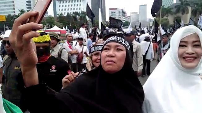 Sambil Demo Bela Tauhid, Ibu-ibu Ini Asik Live Instagram