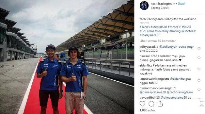 Pebalap Indonesia, Dimas Ekky Pratama (kiri), berfoto bersama rekan setimnya di tim Tech 3 Racing, Remy Gardner. Keduanya akan turun di Moto2 Malaysia akhir pekan ini. [Instagram@tech3racingteam]