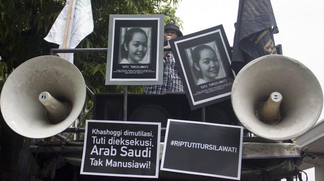 Pengunjuk rasa melakukan aksi solidaritas untuk pekerja migran Indonesia Tuti Tursilawati di depan Kedutaan Besar Arab Saudi, Jakarta, Jumat (2/11). [ANTARA FOTO/Galih Pradipta]