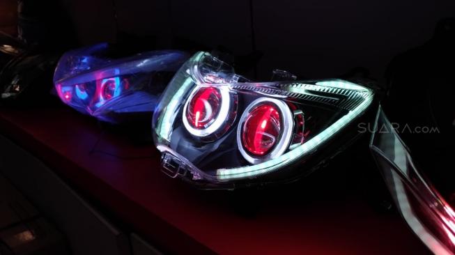 Lampu LED produk aftermarket yang marak dalam pentas modifikasi [Suara.com/Manuel Jeghesta Nainggolan].