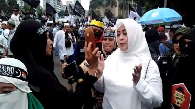 Ibu-ibu Asik Live Instagram Aksi Bela Tauhid, "Allahuakbar!!!"