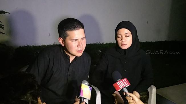 Haykal Kamil dan istri menceritakan soal keluarganya yang jadi korban jatuhnya pesawat Lion Air JT 610. (Suara.com/Ismail)